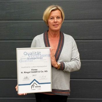 Anke Ringel mit dem Zertifikat als Junkers Wärmepartner 2017