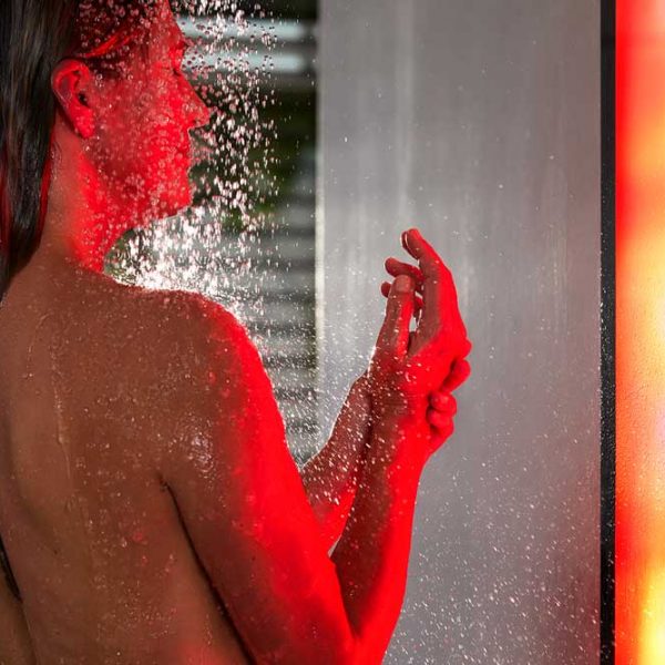Frau entspannt ihr rheumatisches Handgelenk in der Sunshower Dusche
