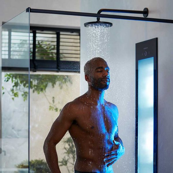Mann lässt sich in Sunshower Dusche von UV-Licht bescheinen um sein Energieniveau zu erhöhen